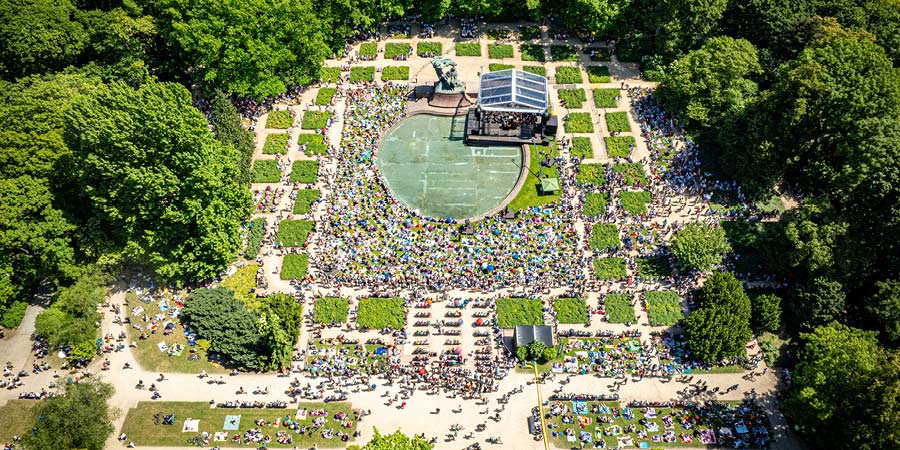 Listening to classical performances at Royal Łazienki Park